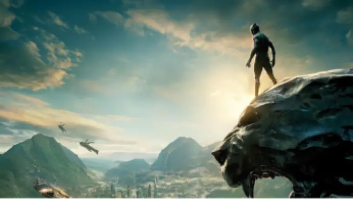  image montant le Wakanda au loin
                et au premier plan silhouette Black Panther sur un rocher